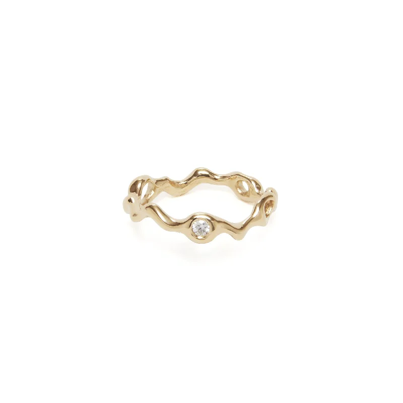 Alexandrite Gemstone Rings in Platinum with a Hidden Halo for a Rare and Luxurious PieceSpuma 14K Gold Ring w. Diamond Alexandrite Gemstone Rings in Platinum with a Hidden Halo for a Rare and Luxurious PieceSpuma 14K Gold Ring w. Diamond
