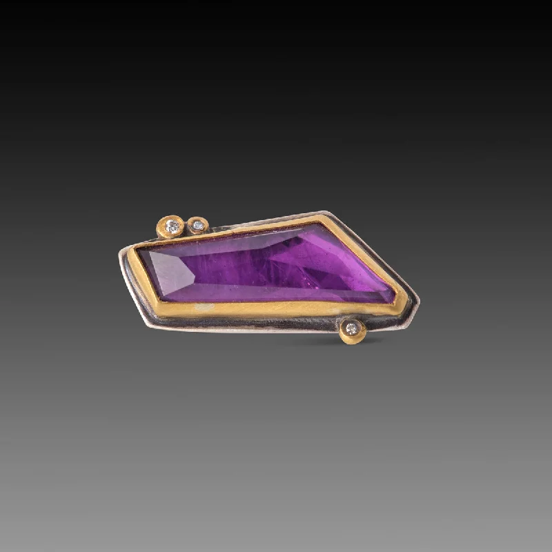 Opal Gemstone Rings in Rose Gold with a Milgrain Edge for a Feminine and Romantic StyleGeometric Amethyst Ring with Three Diamonds Opal Gemstone Rings in Rose Gold with a Milgrain Edge for a Feminine and Romantic StyleGeometric Amethyst Ring with Three Diamonds
