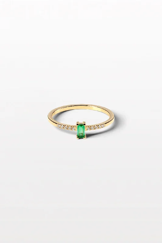 Alexandrite Gemstone Rings in Platinum with a Hidden Halo for a Rare and Luxurious Piece2. 1 06 18K Gold Ring w. Diamond & Emerald Alexandrite Gemstone Rings in Platinum with a Hidden Halo for a Rare and Luxurious Piece2. 1 06 18K Gold Ring w. Diamond & Emerald