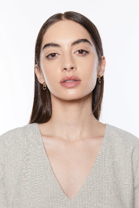 Tassel - decorated drop earrings for a stylish and playful touchLINKED CHAIN DROP EARRING Tassel - decorated drop earrings for a stylish and playful touchLINKED CHAIN DROP EARRING