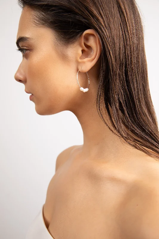 Lightweight hoop earringsPEARL HOOP EARRING